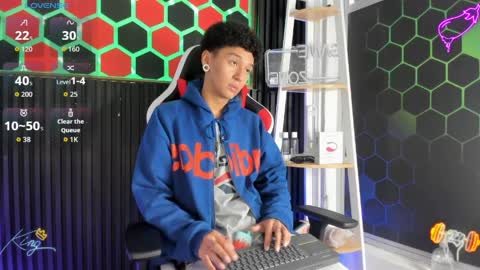 Snapshot of david_banks_ chatting on 04/06/26, 12:28 David online show from 04/06/26, 12:28