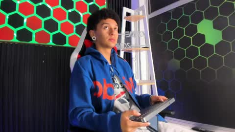 Snapshot of david_banks_ chatting on 04/07/26, 12:27 David online show from 04/07/26, 12:27