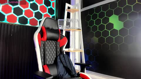 Snapshot of david_banks_ chatting on 04/08/26, 12:27 David online show from 04/08/26, 12:27