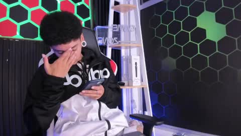 Snapshot of david_banks_ chatting on 04/09/26, 12:32 David online show from 04/09/26, 12:32