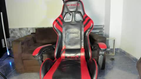 Snapshot of davinson_01 chatting on 04/15/26, 07:59 Davinson online show from 04/15/26, 07:59