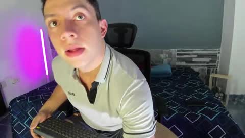 Snapshot of davinson_01 chatting on 04/21/26, 07:03 Davinson online show from 04/21/26, 07:03