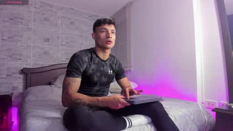 Snapshot of davisfirb chatting on 11/19/25, 02:33 davis online show from 11/19/25, 02:33