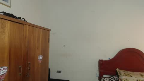 Snapshot of daylon_brown_ chatting on 12/17/25, 06:14 Dylon online show from 12/17/25, 06:14