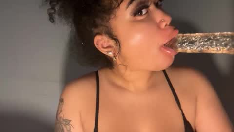 Snapshot of dayqueen1 chatting on 12/03/25, 01:20 dayqueen1 online show from 12/03/25, 01:20