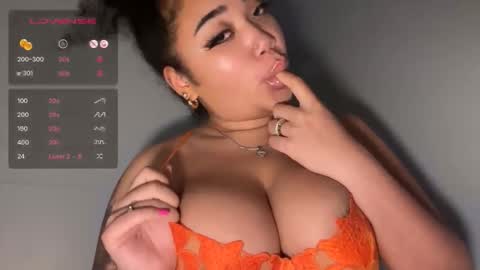 Snapshot of dayqueen1 chatting on 12/22/25, 09:17 dayqueen1 online show from 12/22/25, 09:17