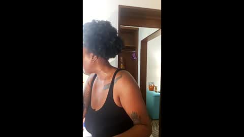 Snapshot of dchcco chatting on 04/21/26, 06:01 Duchess Coco - Coco Puffs online show from 04/21/26, 06:01