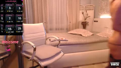 Snapshot of dealux_ chatting on 11/27/25, 05:15 DeaLux online show from 11/27/25, 05:15