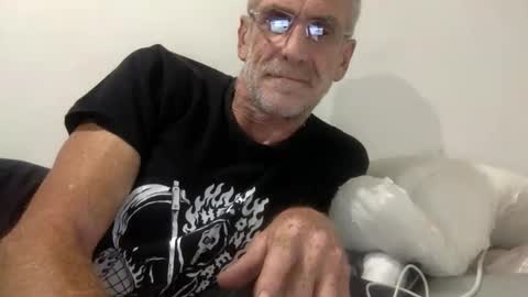 Snapshot of deanofflove221000 chatting on 02/26/26, 10:25 deanofflove221000 online show from 02/26/26, 10:25