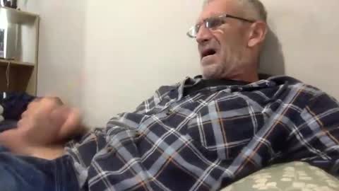 Snapshot of deanofflove221000 chatting on 04/01/26, 01:28 deanofflove221000 online show from 04/01/26, 01:28