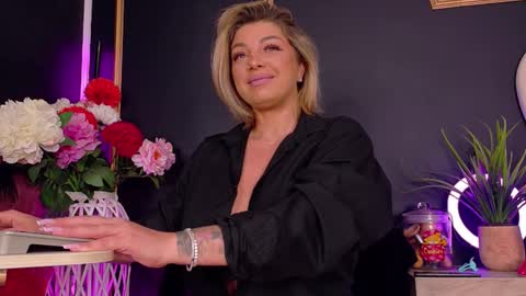 Snapshot of deeadiamond chatting on 10/18/25, 07:58 Deea online show from 10/18/25, 07:58