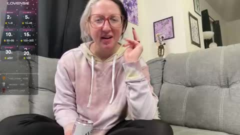 Snapshot of degeneratealiceof chatting on 10/23/25, 04:34 degeneratealiceof online show from 10/23/25, 04:34