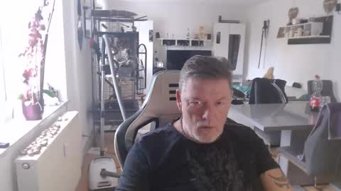 deinprinz2312 online show from 10/22/25, 07:52