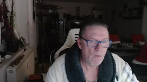 Snapshot of deinprinz2312 chatting on 12/15/25, 04:28 deinprinz2312 online show from 12/15/25, 04:28