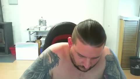 Snapshot of deinspielzeug87 chatting on 11/18/25, 02:43 deinspielzeug87 online show from 11/18/25, 02:43