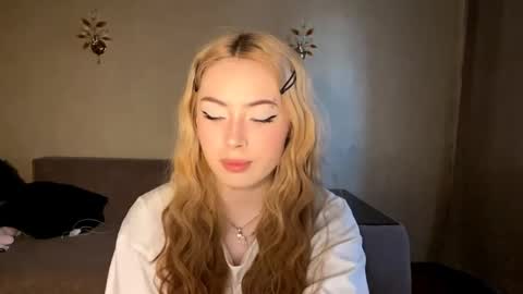 Snapshot of dejanortz chatting on 04/21/26, 12:22 Mina online show from 04/21/26, 12:22