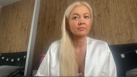 Mia online show from 05/22/26, 07:15