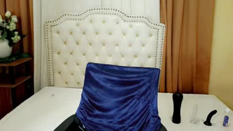 Snapshot of deliciously_sophie chatting on 06/25/26, 04:34 Sophie online show from 06/25/26, 04:34