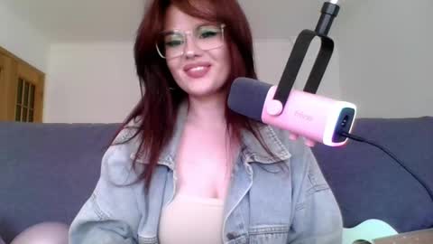 Snapshot of dellacrush_ chatting on 03/06/25, 02:40 dellacrush_ online show from 03/06/25, 02:40