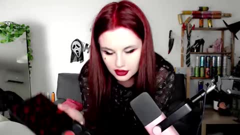 Snapshot of dellacrush_ chatting on 10/18/25, 05:25 dellacrush_ online show from 10/18/25, 05:25