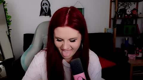 Snapshot of dellacrush_ chatting on 11/19/25, 05:57 dellacrush_ online show from 11/19/25, 05:57