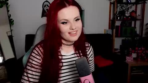 Snapshot of dellacrush_ chatting on 11/24/25, 06:07 dellacrush_ online show from 11/24/25, 06:07