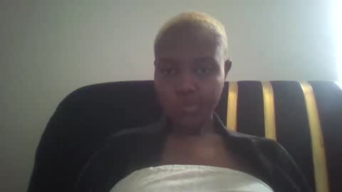 dellarine517299 online show from 12/01/25, 08:41