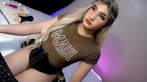 Snapshot of deluxetgirl69 chatting on 12/07/24, 10:17 Chesca online show from 12/07/24, 10:17