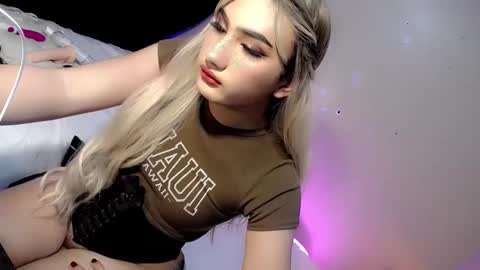 Snapshot of deluxetgirl69 chatting on 12/08/24, 01:24 Chesca online show from 12/08/24, 01:24