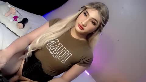 Snapshot of deluxetgirl69 chatting on 12/08/24, 11:19 Chesca online show from 12/08/24, 11:19