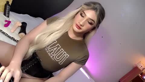 Snapshot of deluxetgirl69 chatting on 12/19/24, 04:57 Chesca online show from 12/19/24, 04:57