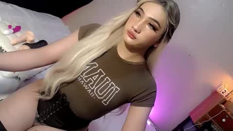 Snapshot of deluxetgirl69 chatting on 12/24/24, 02:43 Chesca online show from 12/24/24, 02:43