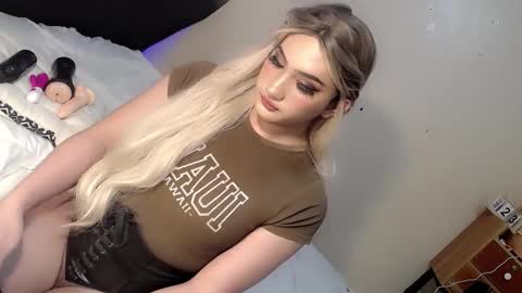 Snapshot of deluxetgirl69 chatting on 12/25/24, 05:37 Chesca online show from 12/25/24, 05:37