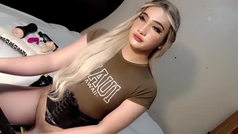 Snapshot of deluxetgirl69 chatting on 12/31/24, 03:34 Chesca online show from 12/31/24, 03:34