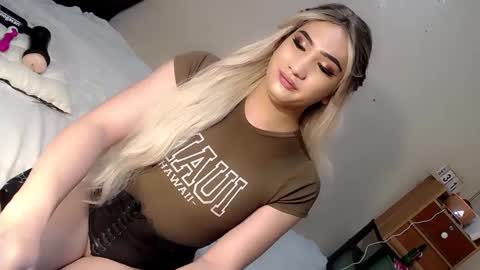 Snapshot of deluxetgirl69 chatting on 01/02/25, 02:35 Chesca online show from 01/02/25, 02:35