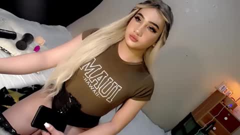 Snapshot of deluxetgirl69 chatting on 01/05/25, 11:44 Chesca online show from 01/05/25, 11:44