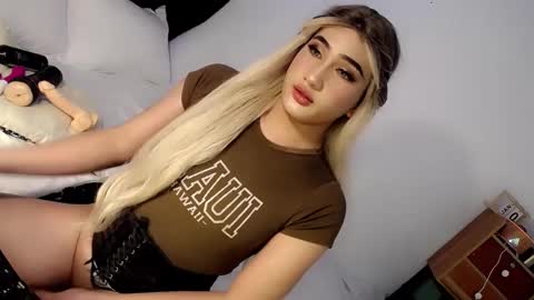 Snapshot of deluxetgirl69 chatting on 01/09/25, 02:29 Chesca online show from 01/09/25, 02:29