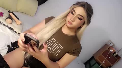 Snapshot of deluxetgirl69 chatting on 01/10/25, 11:54 Chesca online show from 01/10/25, 11:54