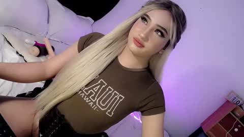 Snapshot of deluxetgirl69 chatting on 01/13/25, 05:44 Chesca online show from 01/13/25, 05:44