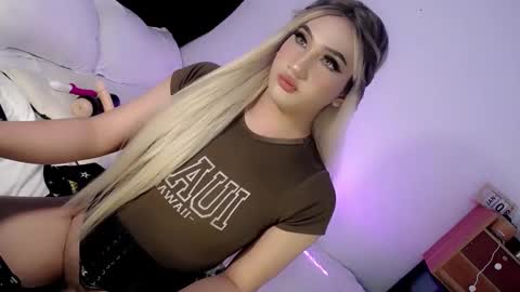 Snapshot of deluxetgirl69 chatting on 01/13/25, 08:48 Chesca online show from 01/13/25, 08:48