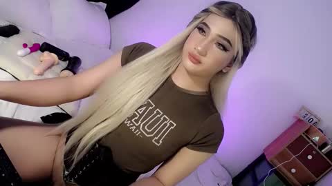 Snapshot of deluxetgirl69 chatting on 01/14/25, 07:11 Chesca online show from 01/14/25, 07:11