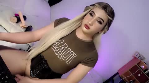 Snapshot of deluxetgirl69 chatting on 01/15/25, 03:07 Chesca online show from 01/15/25, 03:07