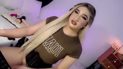 Snapshot of deluxetgirl69 chatting on 01/16/25, 09:27 Chesca online show from 01/16/25, 09:27