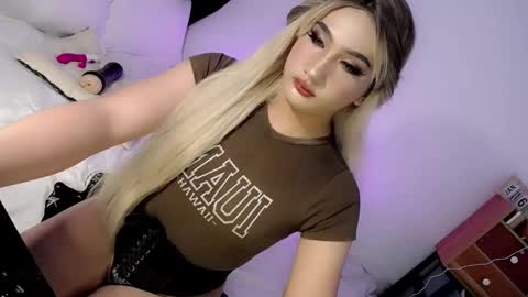 Snapshot of deluxetgirl69 chatting on 01/16/25, 12:31 Chesca online show from 01/16/25, 12:31