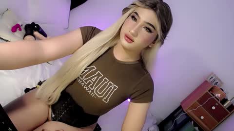 Snapshot of deluxetgirl69 chatting on 01/17/25, 12:10 Chesca online show from 01/17/25, 12:10