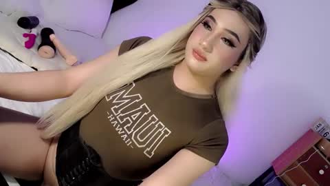 Snapshot of deluxetgirl69 chatting on 01/19/25, 01:01 Chesca online show from 01/19/25, 01:01