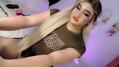 Snapshot of deluxetgirl69 chatting on 01/25/25, 02:03 Chesca online show from 01/25/25, 02:03