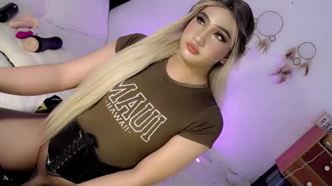 Snapshot of deluxetgirl69 chatting on 01/25/25, 05:08 Chesca online show from 01/25/25, 05:08