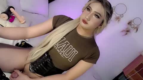 Snapshot of deluxetgirl69 chatting on 01/26/25, 05:34 Chesca online show from 01/26/25, 05:34