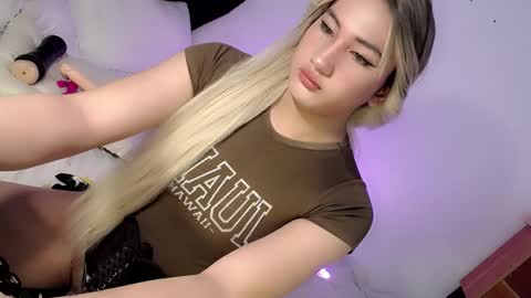 Snapshot of deluxetgirl69 chatting on 01/29/25, 02:51 Chesca online show from 01/29/25, 02:51